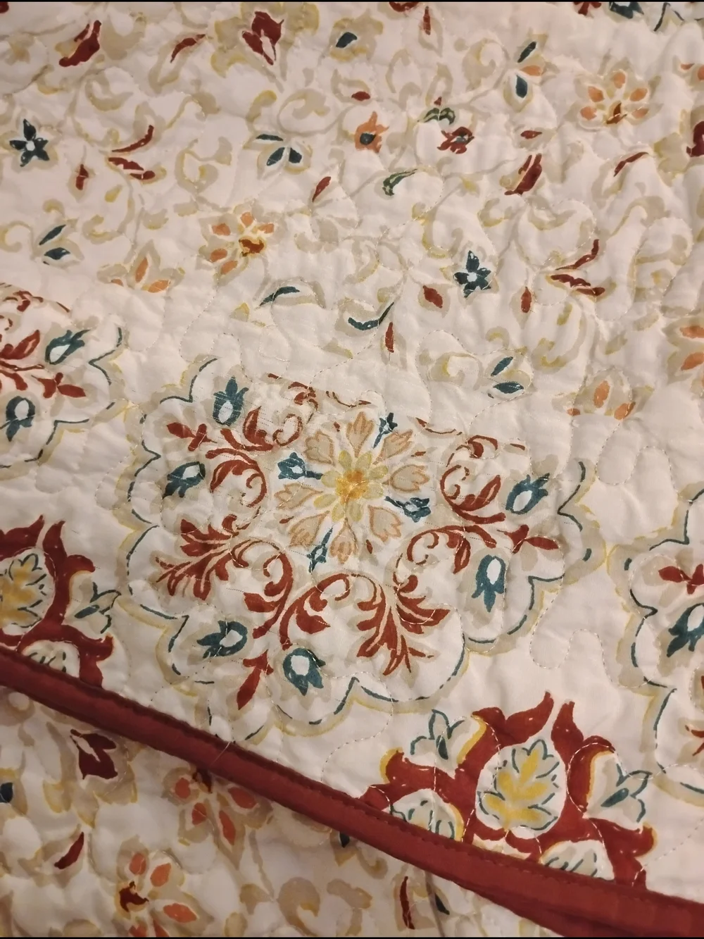 Madison Park Rust and Cream Floral Reversible Quilted Bed Cover With Sham .Twin
